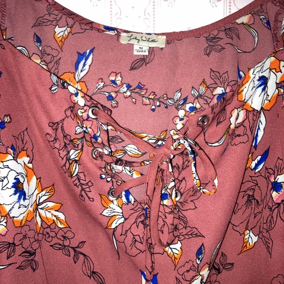 Fun off-the-shoulder floral blouse! Size medium - Picture 2 of 6